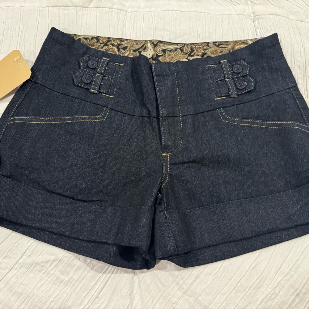 SHORT- size 7